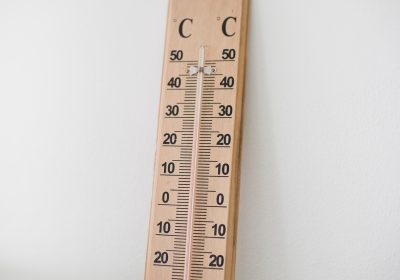 鲁大师温度监控界面，实时折线图显示CPU温度63℃、GPU温度52℃、硬盘温度38℃，底部有当前最高温报警阈值设置